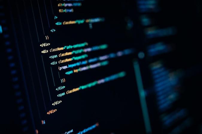 Nahaufnahme eines Computer-Monitors mit zahlreichen farbigen Codezeilen – Sinnbild für moderne Online-Programmierkurse und digitale Kompetenzen