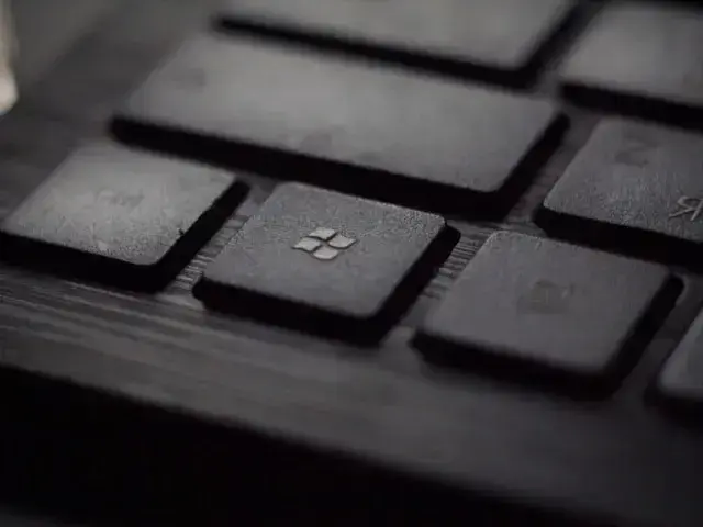 Tugann Leochaileacht in Outlook Rochtain ar R-phost d'ionsaitheoirí
