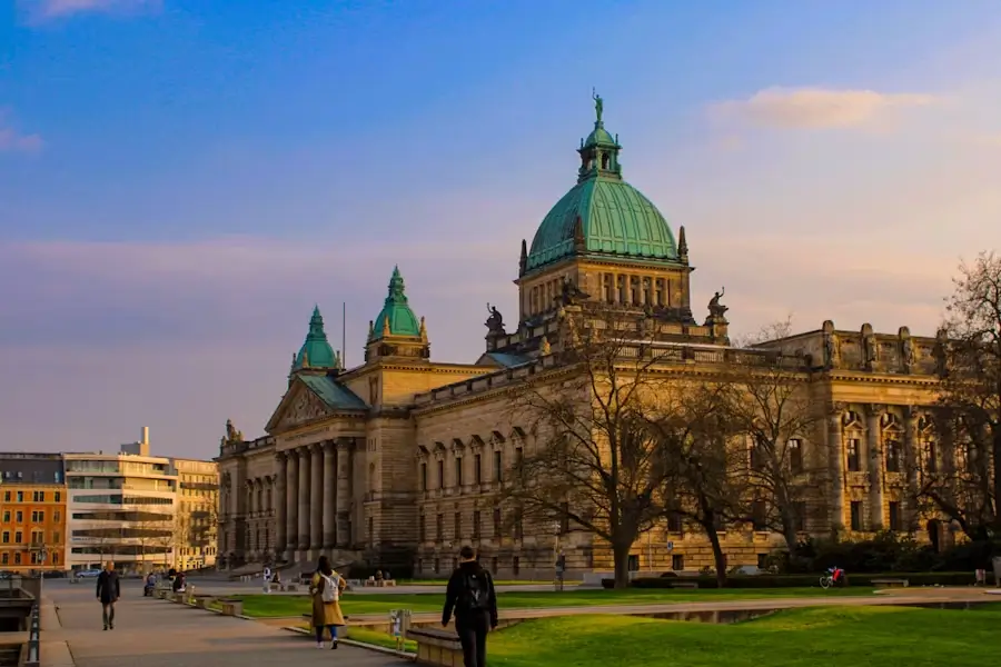 Leipzigs Skyline im Abendlicht: das Neue Rathaus vor modernen Glasbauten – Tradition trifft Aufbruch.
