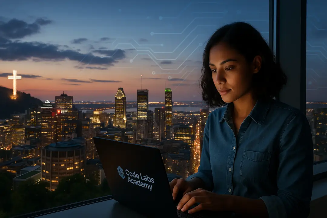 Jeune femme concentrée sur son ordinateur portable Code Labs Academy, devant les gratte-ciel illuminés de Montréal au crépuscule ; la croix du mont Royal et un motif de circuits numériques suggèrent l’apprentissage technologique en ligne.