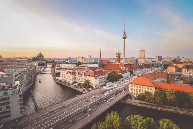 The KOMPASS Program: Germany Supports Further Training and Qualification for Solo Self-Employees in Berlin