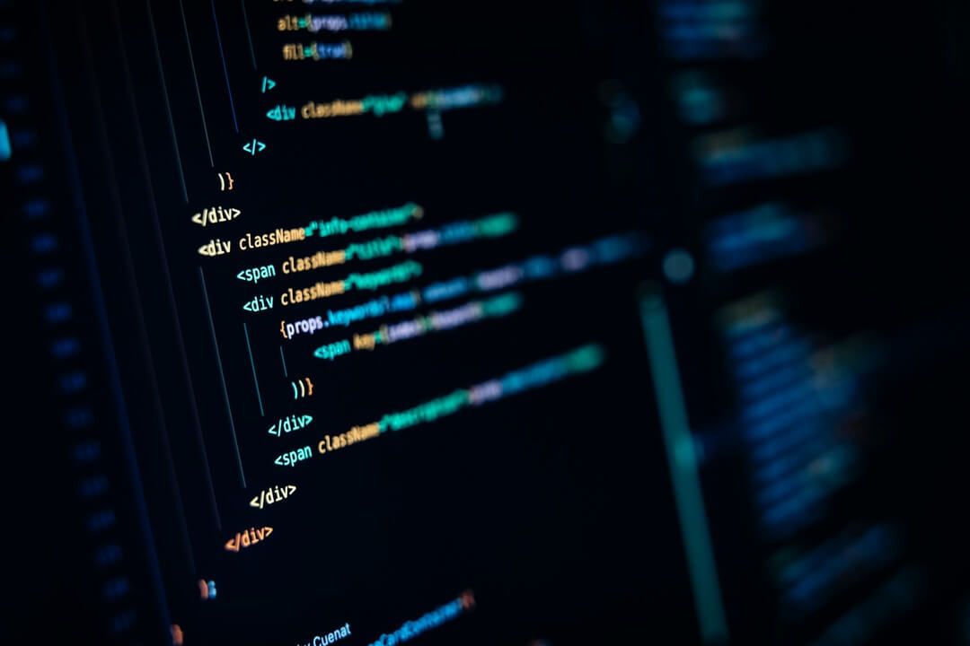 Nahaufnahme eines Computer-Monitors mit zahlreichen farbigen Codezeilen – Sinnbild für moderne Online-Programmierkurse und digitale Kompetenzen