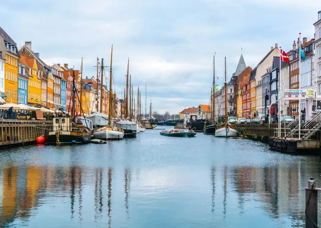 Webudvikler løn i Danmark 2025 – hvad kan du tjene efter et bootcamp?