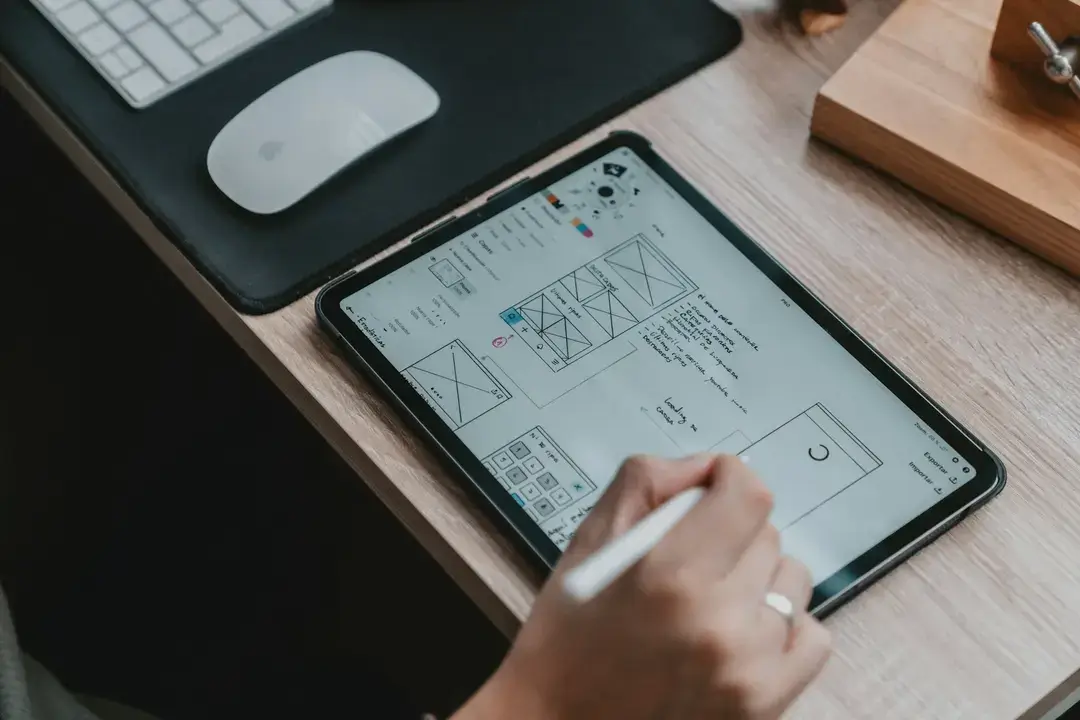 Darbo ir mokymosi pusiausvyra: UX/UI kursai ne visą darbo dieną