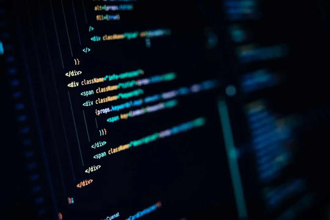 Nahaufnahme eines Computer-Monitors mit zahlreichen farbigen Codezeilen – Sinnbild für moderne Online-Programmierkurse und digitale Kompetenzen