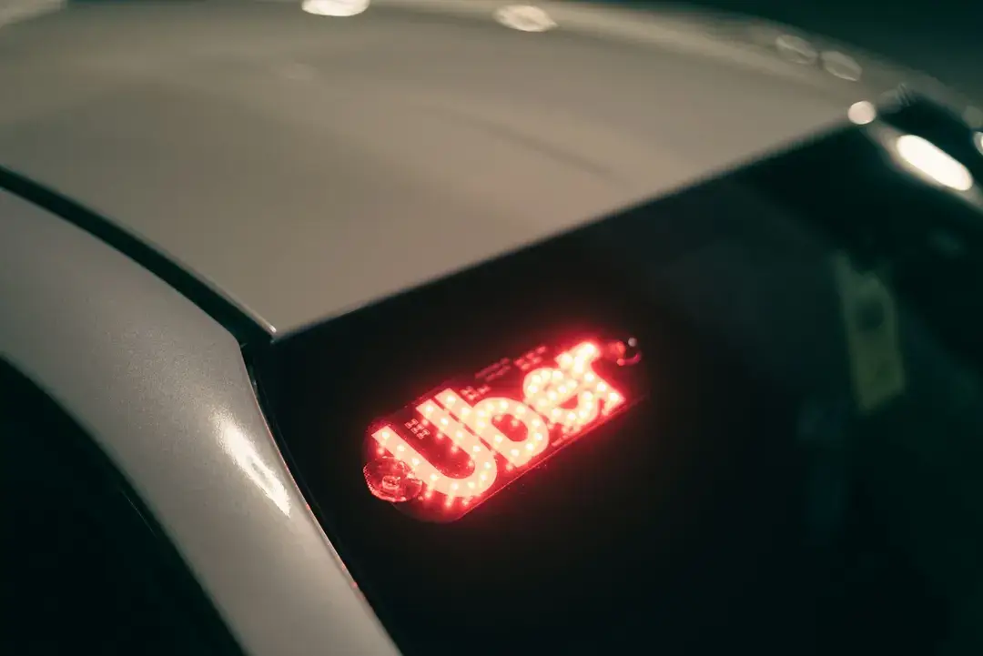 Uber, 2025-ci ilə qədər öz platformasında robotaxı işə salmaq üçün GM-in Cruise şirkəti ilə əməkdaşlıq edir