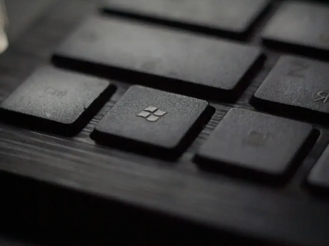 Microsoft stel kritieke sekuriteitsopdaterings vir Windows en Office vry te midde van aktiewe uitbuitings